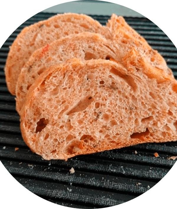 Pan de tomate, cebolla asada, queso y orégano