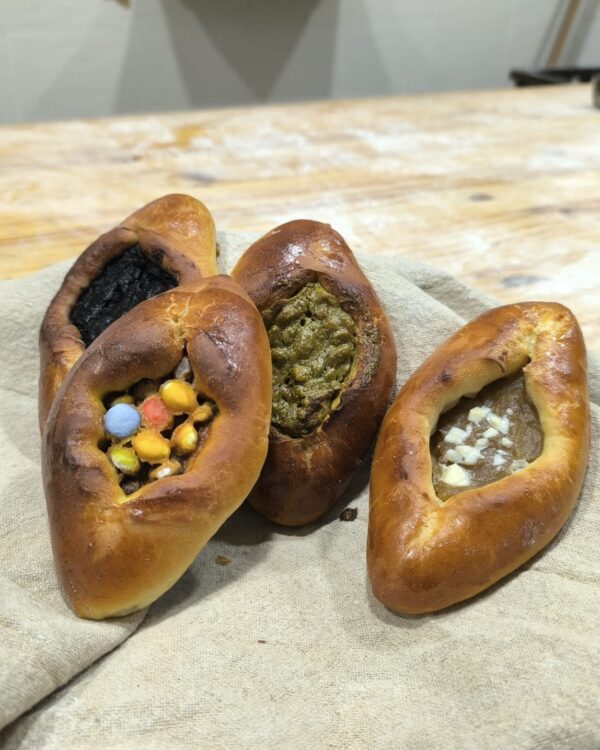 Brioches rellenos: de chocolate, mora, manzana, Lacasitos